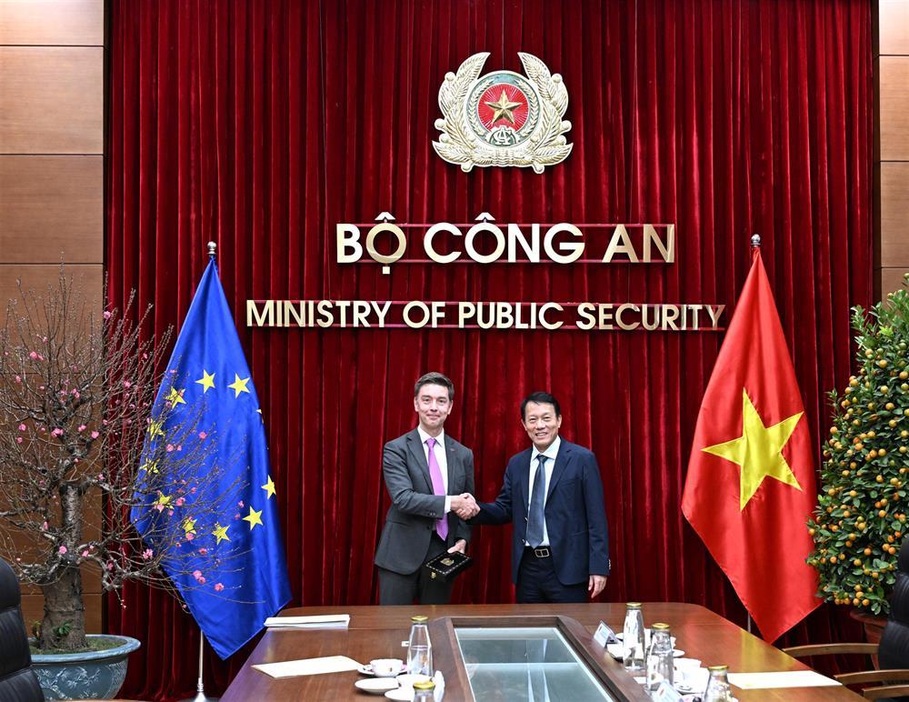 Minister Luong Tam Quang meets with EU Ambassador Julien Guerrier.