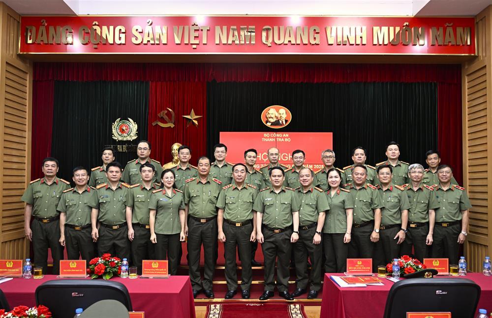 Delegates join group photo.
