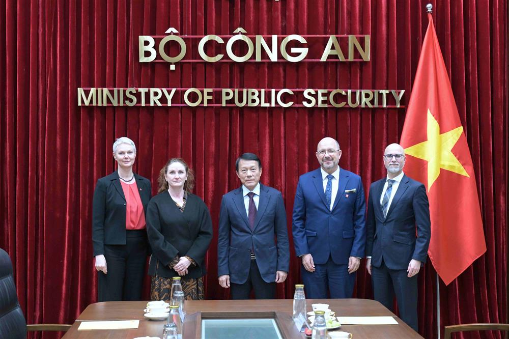 Delegates join group photo.