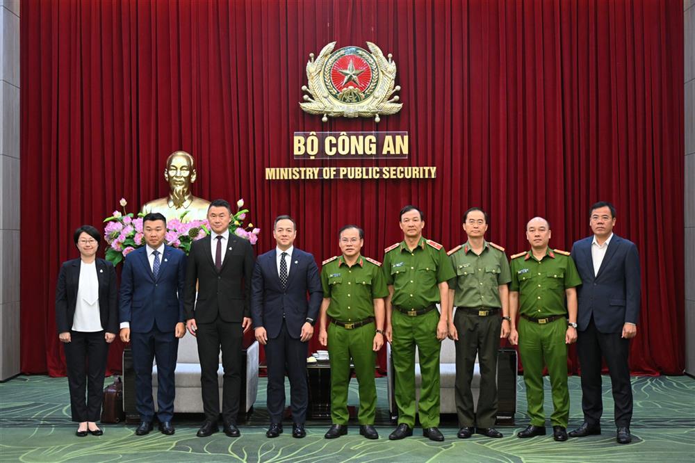 Delegates join group photo.