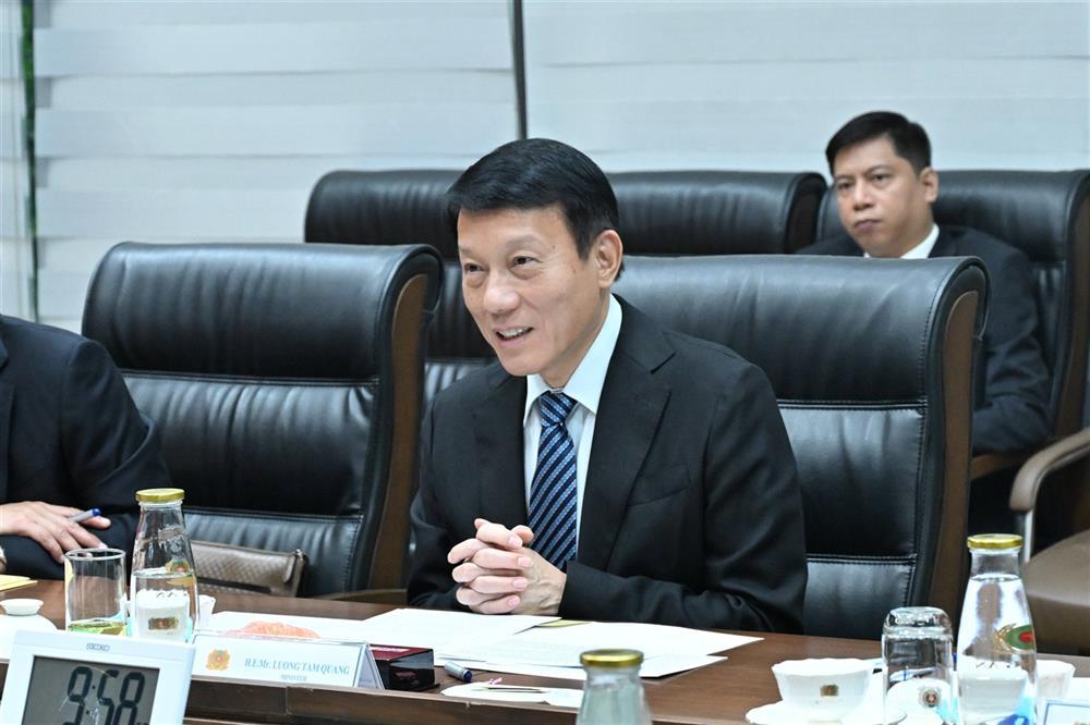Minister Luong Tam Quang speaks at the meeting.