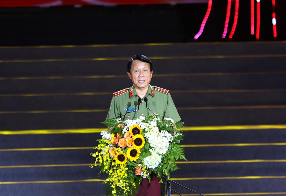 Minister Luong Tam Quang addresses the program.