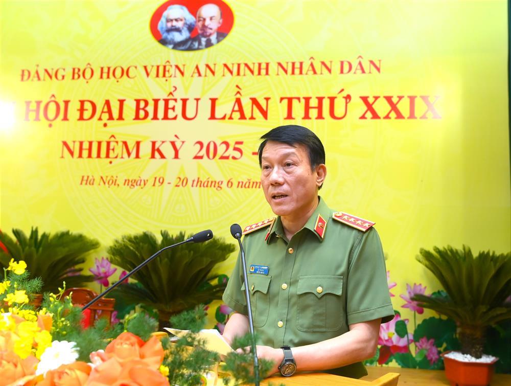 Minister Luong Tam Quang congratulates newly elected executive committee.