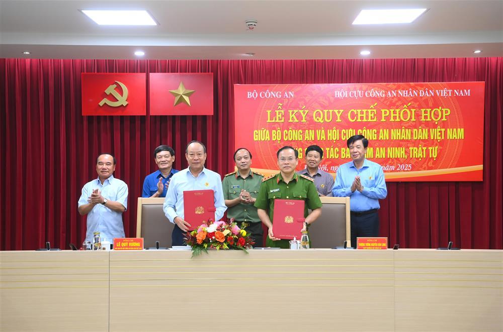 Senior Lieutenant General Nguyen Van Long, Senior Lieutenant General Le Quy Vuong sign coordination regulation.