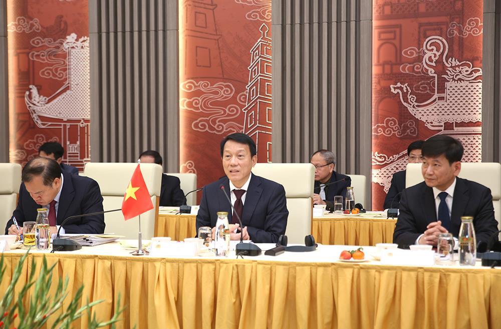Minister Luong Tam Quang speaks at the meeting.