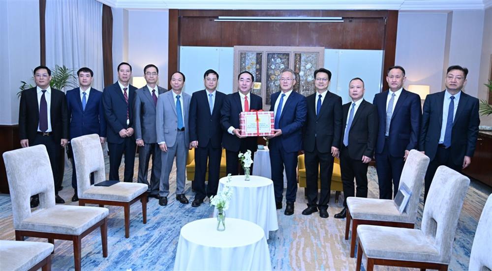 Delegates join group photo.