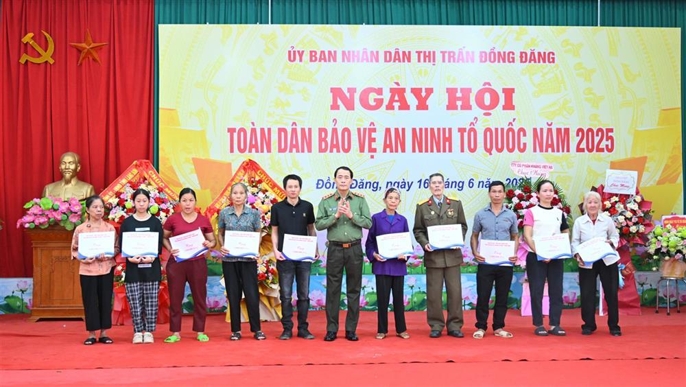 Deputy Minister Le Quoc Hung presents gifts to disadvantaged families.