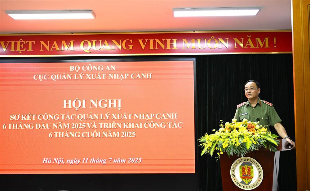 Deputy Minister Pham The Tung addresses the meeting.