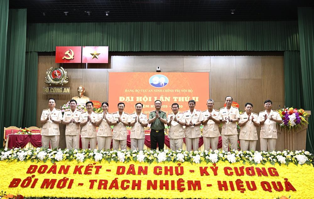 Delegates join group photo.
