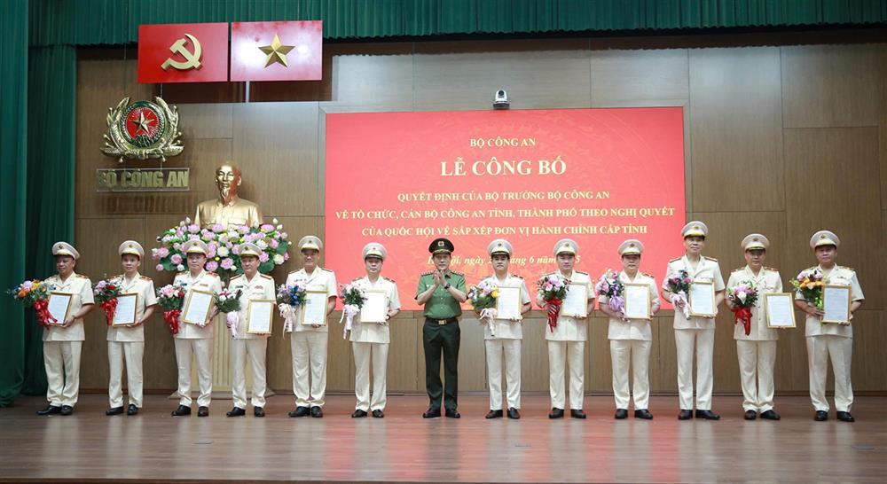 Minsiter Luong Tam Quang hands over appointment decisions to directors of newly-merged provincial police departments.