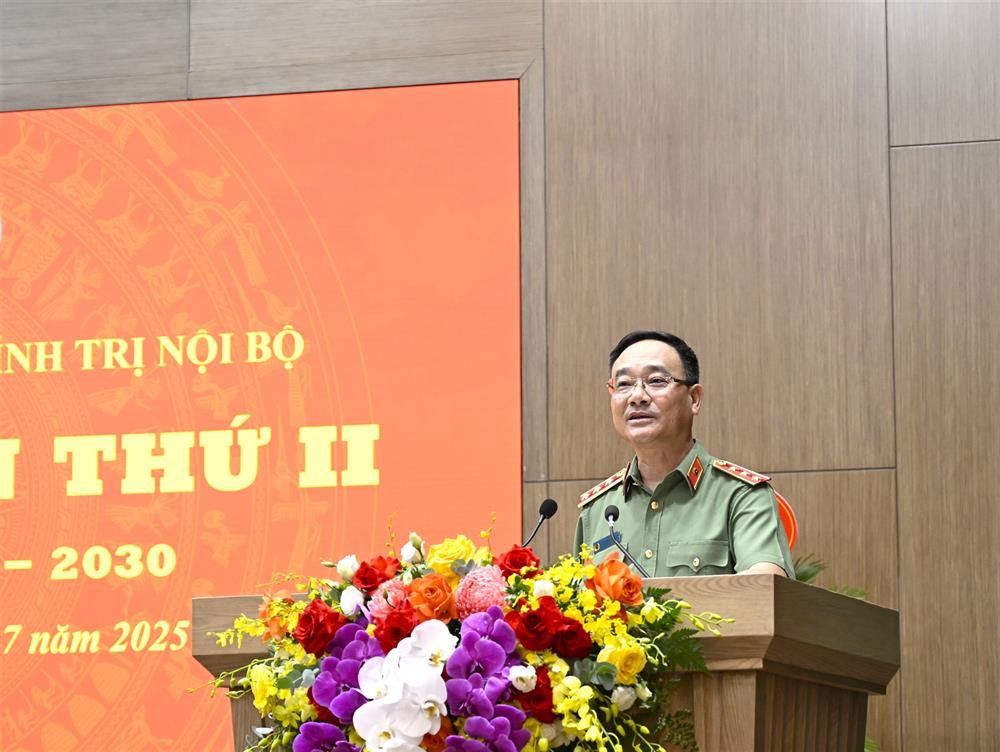 Deputy Minister Pham The Tung addresses the Congress.