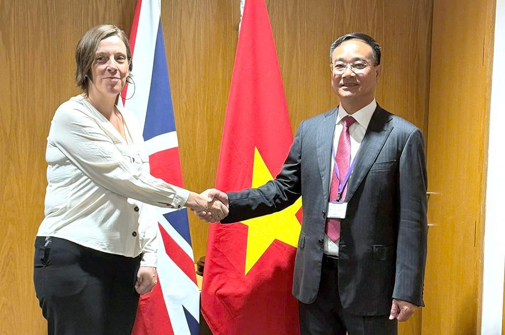 Deputy Minister Pham The Tung and Minister Jess Phillips.