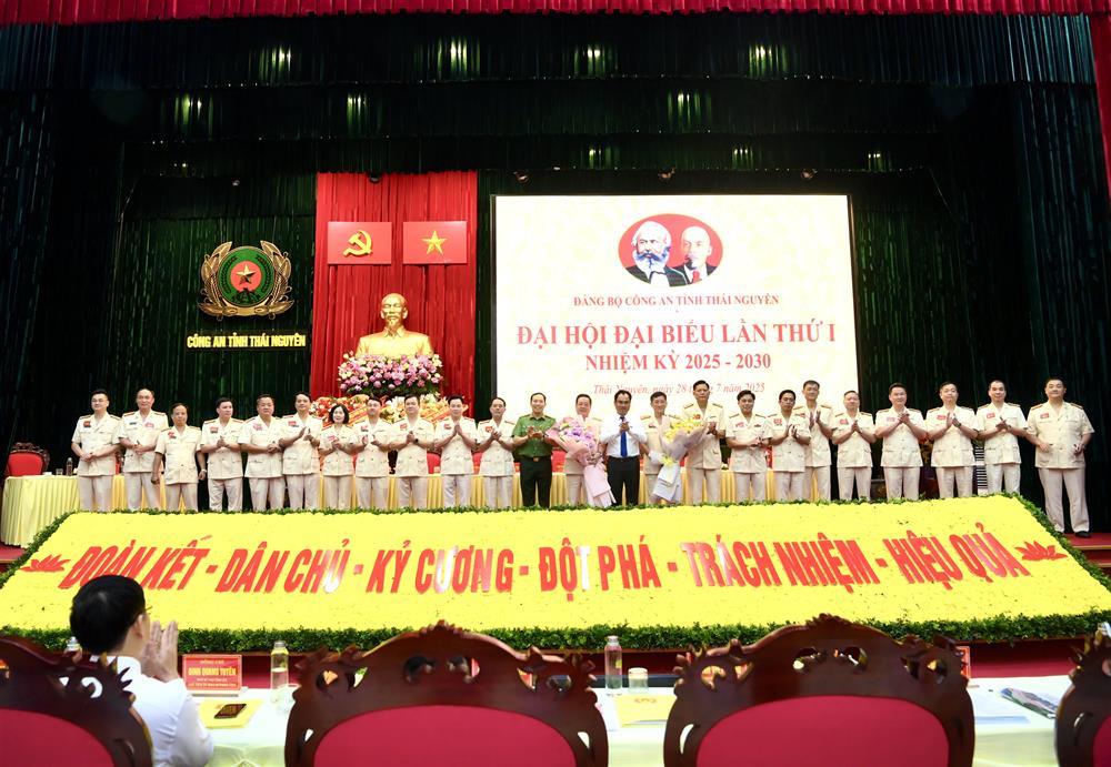 New Executive Committee of the Thai Nguyen Provincial Police Party Committee.