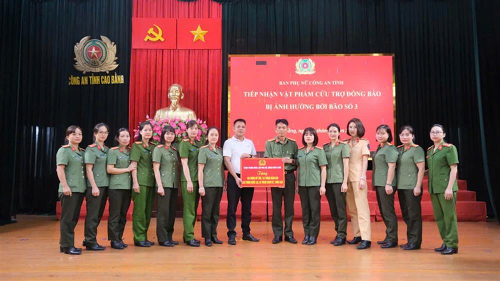 Delegates hand over relief goods to Women’s Union chapter of Cao Bang Provincial Police Department.