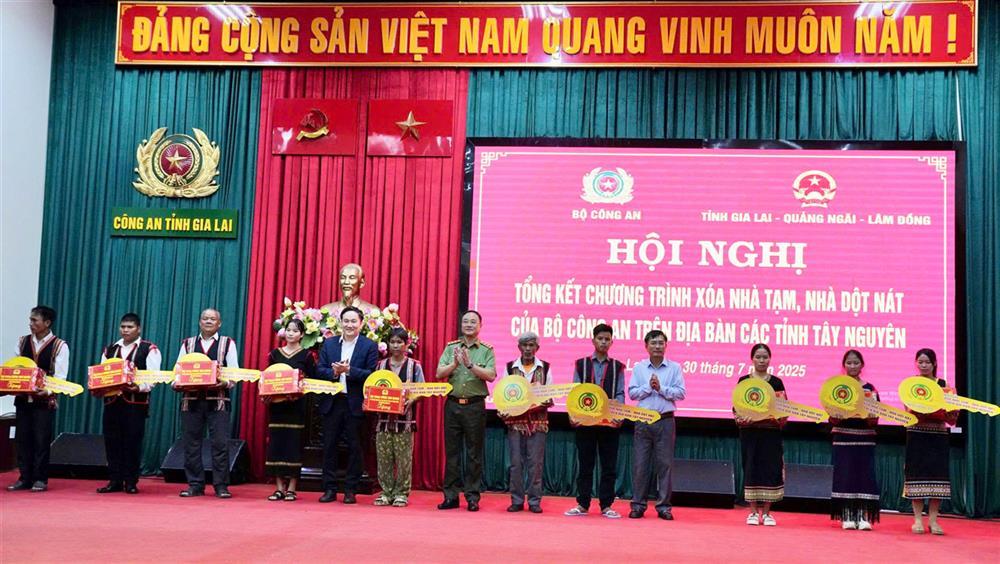 Deputy Minister Pham The Tung hands over symbolic house keys and gifts to beneficiary families.