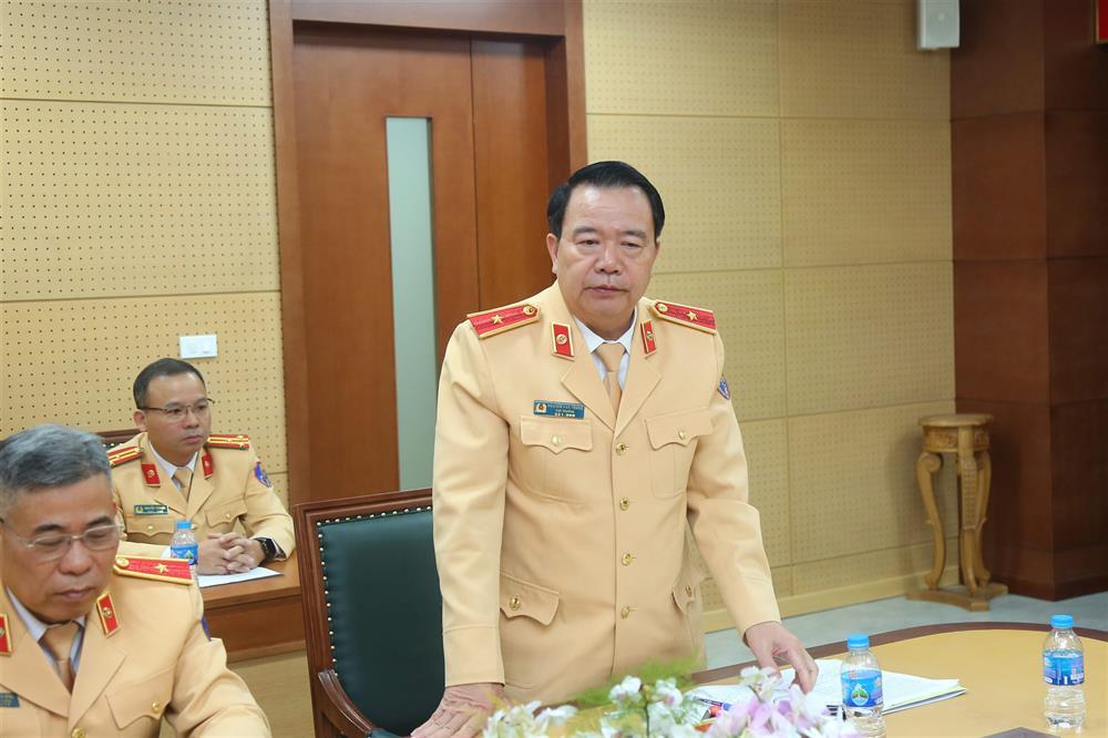  Major General Nguyen Van Trung speaks at the meeting.