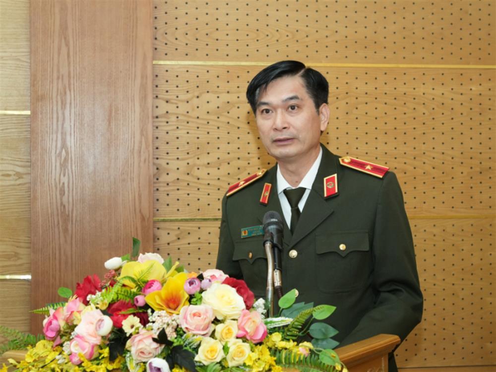 Major General Trinh Ngoc Quyen speaks at the conference.