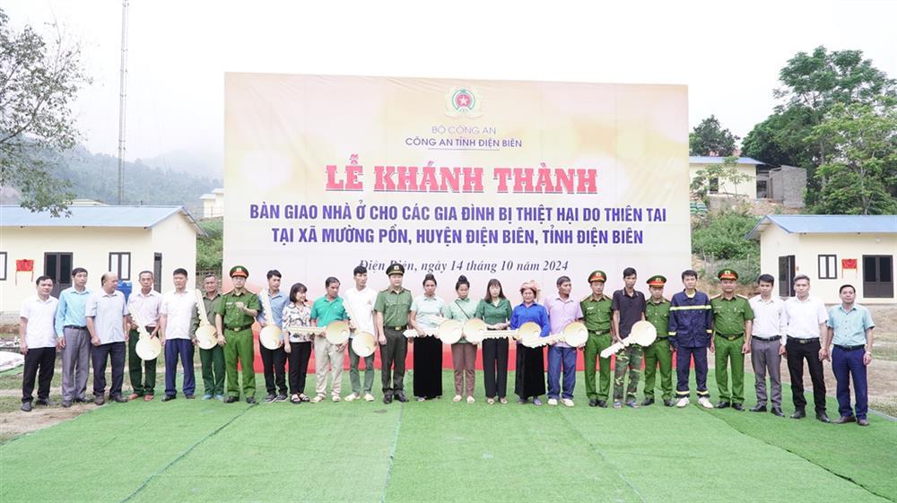 Dien Bien Provincial Police Department hands over 10 new homes to beneficiary families.