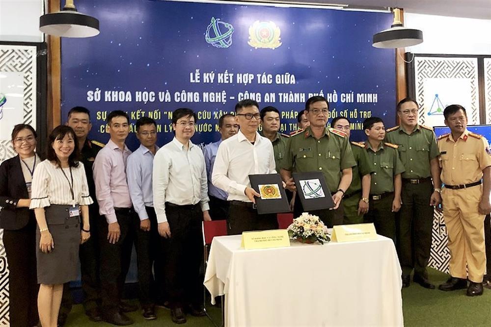 HCMC Police Department, Department of Science and Technology sign MoU.