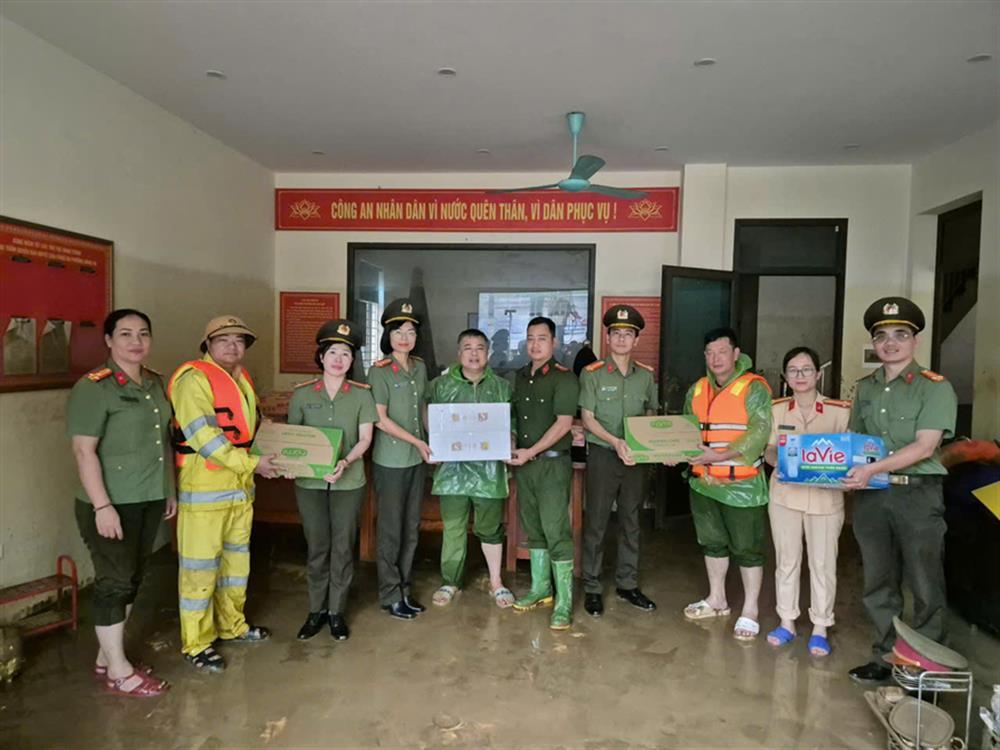 Delegates present necessities to people in Yen Bai.