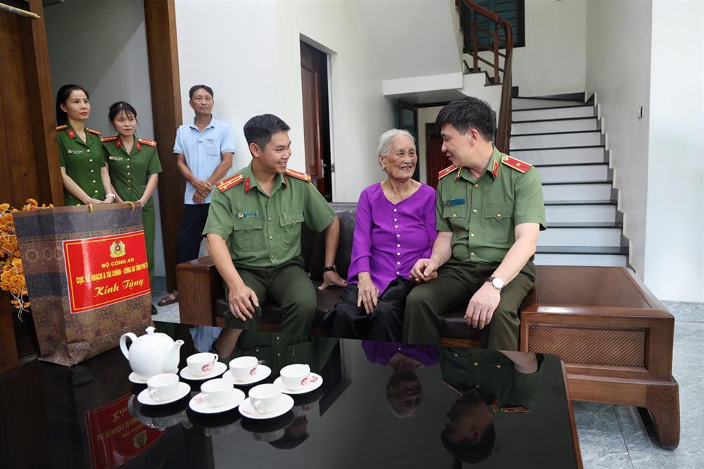 Delegates visit Vietnamese Heroic Mother Hoang Thi Hanh.