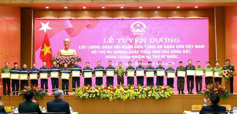 Minister Luong Tam Quang honors members of MPS rescue team peforming international duties in Myanmar.