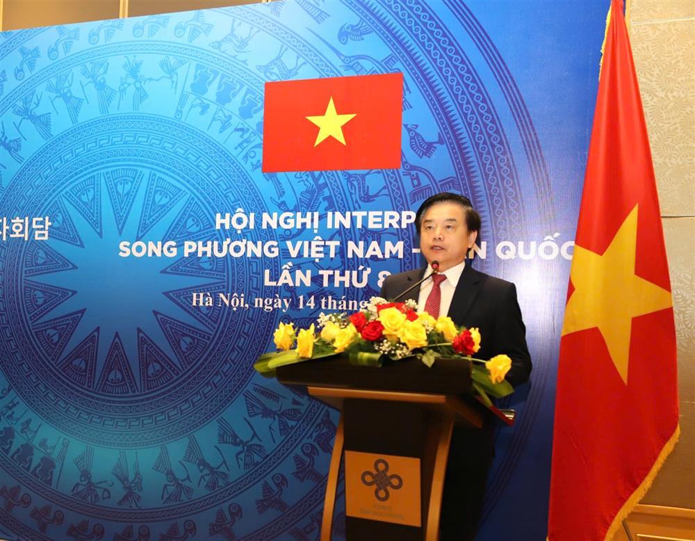 Major General Tran Van Toan speaks at the meeting.