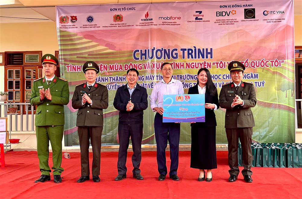 Delegates hand over computer room to Chieng Ngam Primary School.