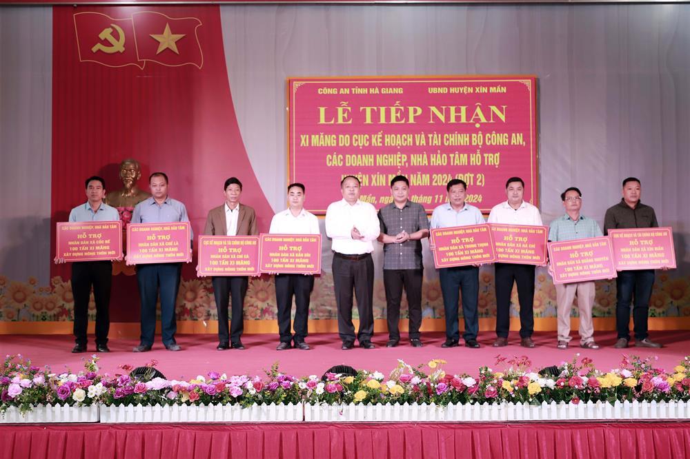 Delegates present 1,000 tons of cement to Xin Man district.