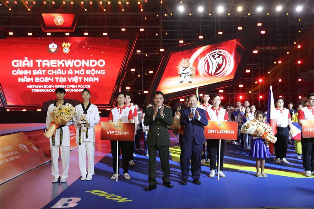 Minister Luong Tam Quang presents flowers to representatives of participating delegations.