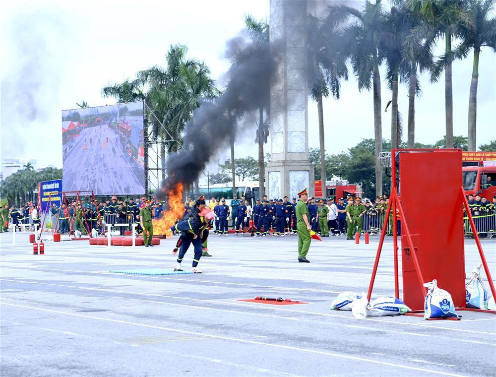 Athletes participate in 4x100m firefighters relay.