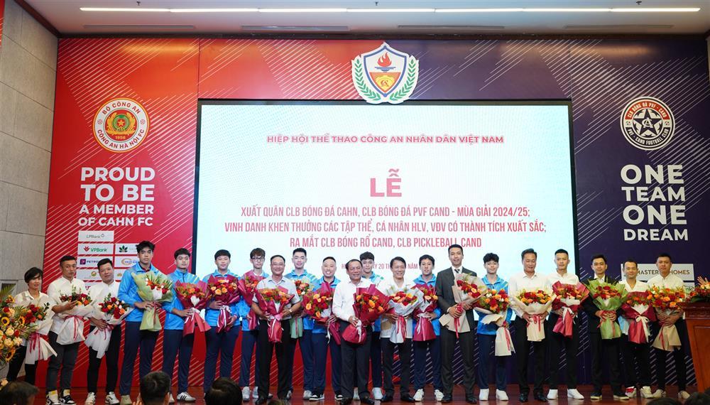 Minister Luong Tam Quang congratulates Public Security Basketball Club and Public Security Pickleball Club on their foundations.