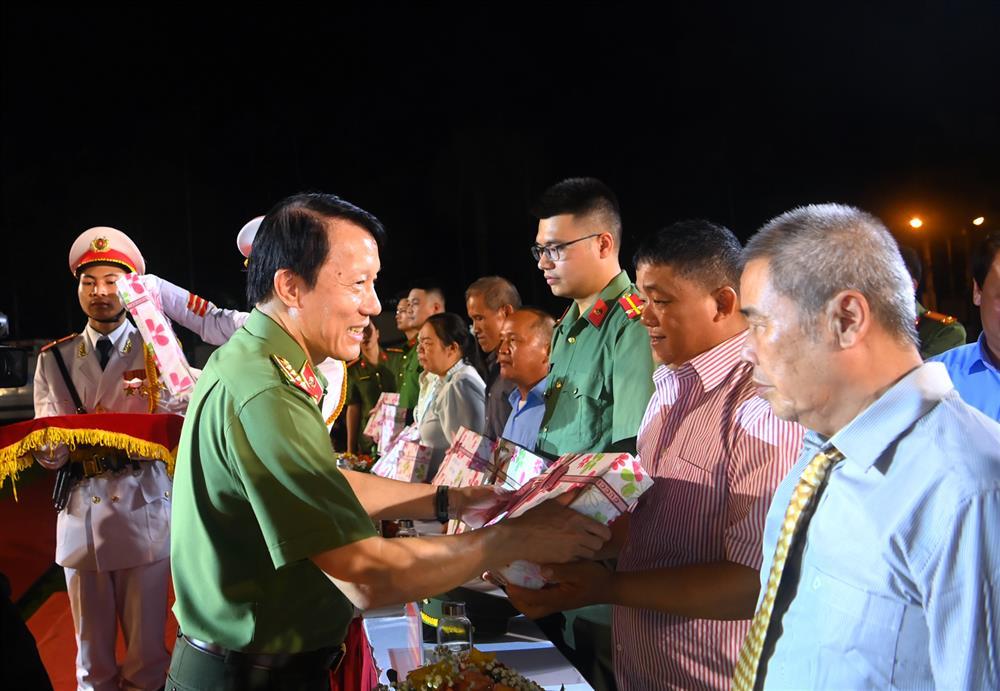 Minister Luong Tam Quang presents gifts to disadvantaged families.