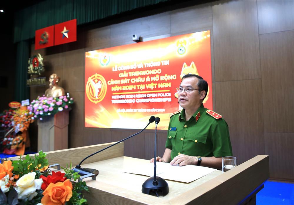 Deputy Minister Nguyen Van Long speaks at the ceremony.