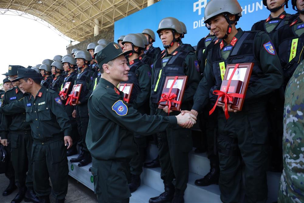 Deputy Minister Nguyen Ngoc Lam presents gifts to police officers attending the joint exercise.