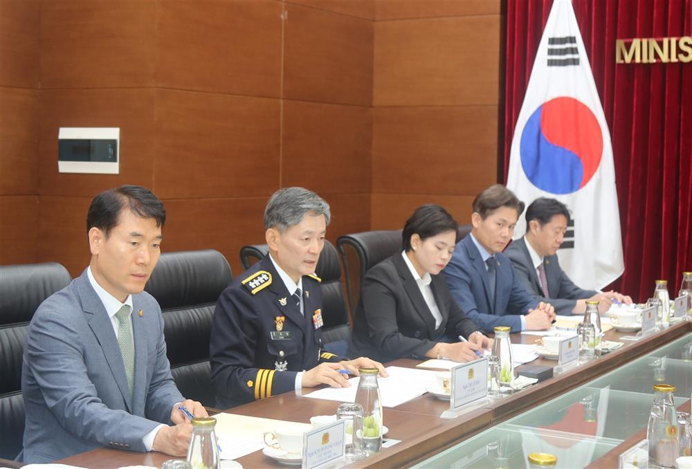 KNPA’s Commissioner General Cho Ji Ho speaks at the talks.