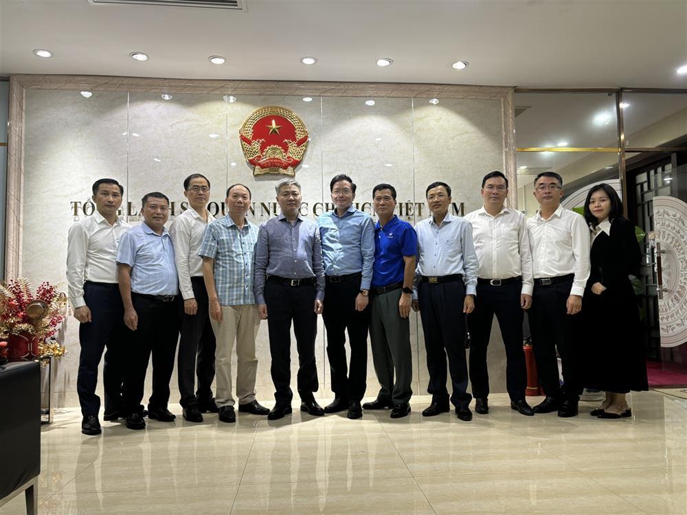 Deputy Minister Nguyen Ngoc Lam and delegates visit Consulate General of the Socialist Republic of Vietnam in Nanning.