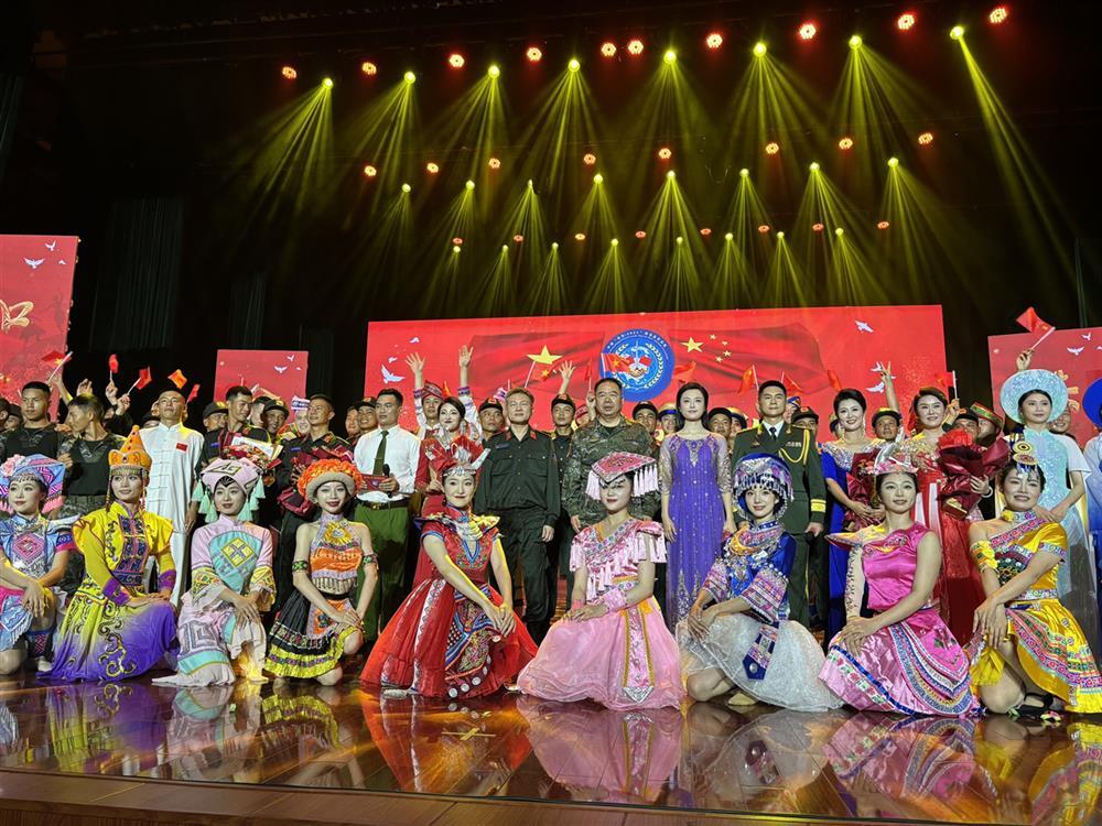 Deputy Minister Nguyen Ngoc Lam attends special art program.