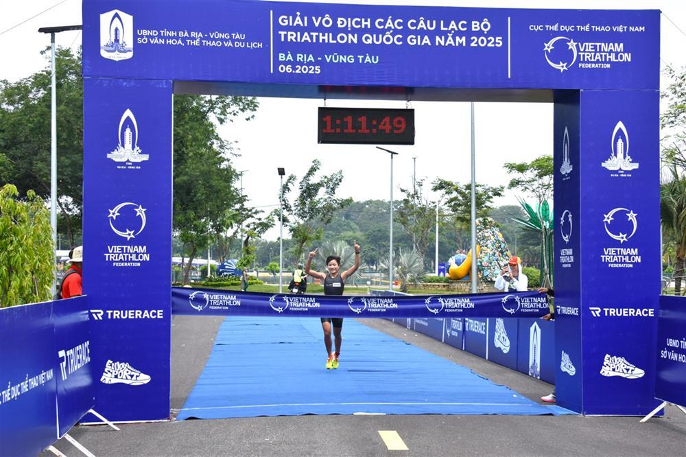 Nguyen Thi Kim Cuong crosses the finish line.