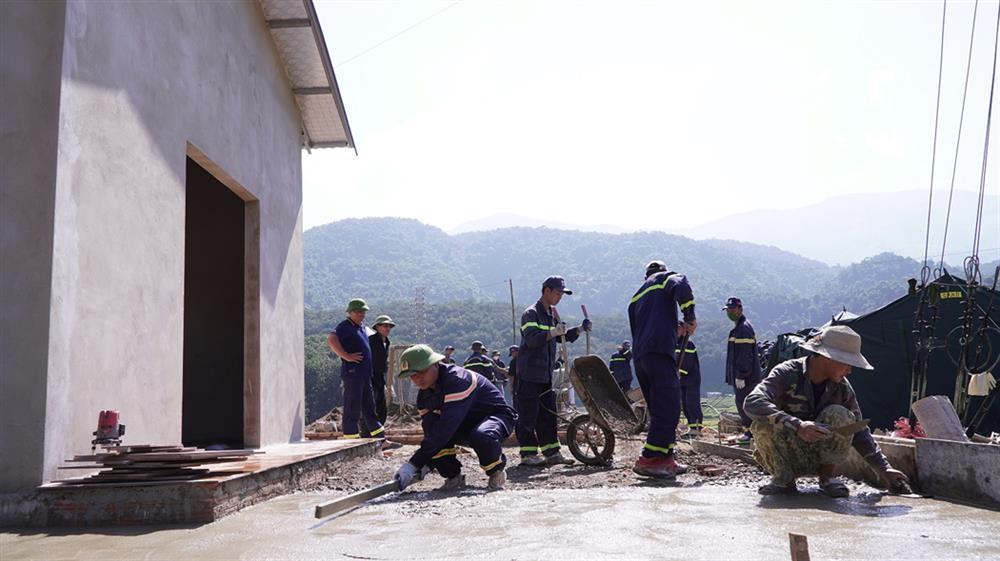 Dien Bien police build homes for people affected by natural disasters.