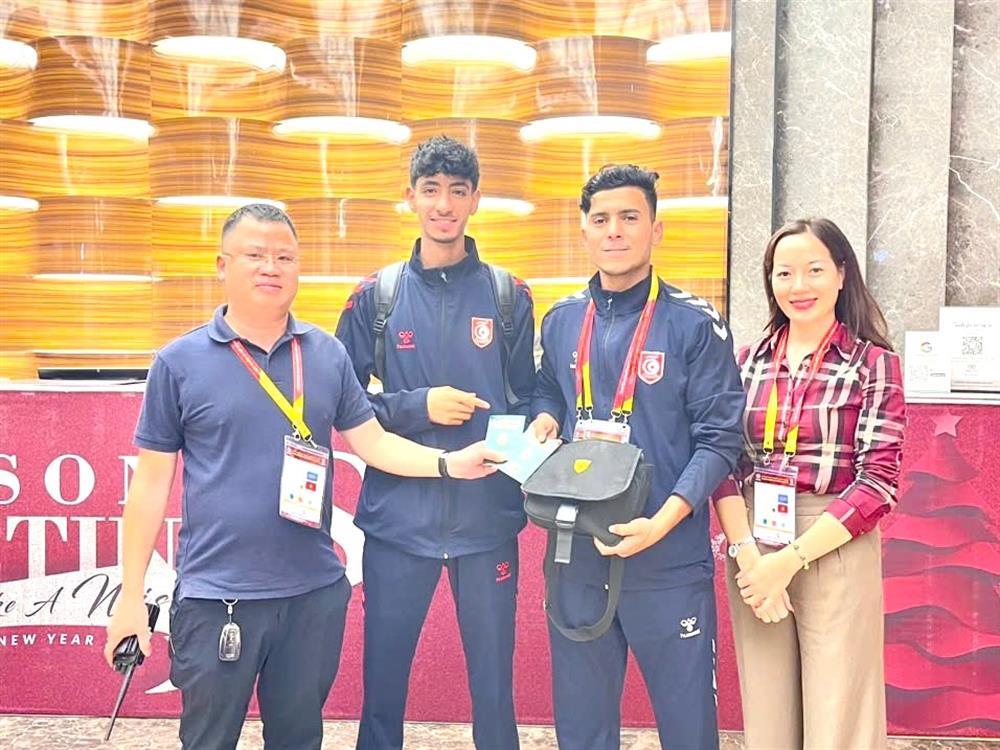 Quang Ninh police return lost belongings to foreign athletes.