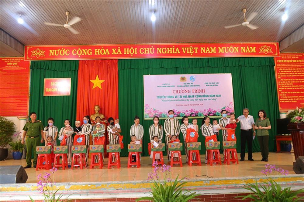 Delegates present gifts to female prisoners and their children.