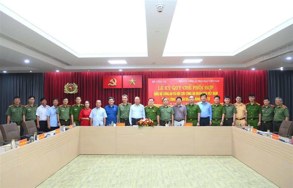 Delegates join group photo.