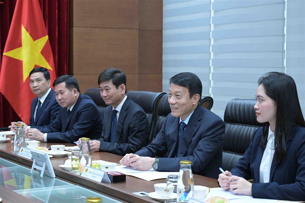 Minister Luong Tam Quang speaks at the talks.