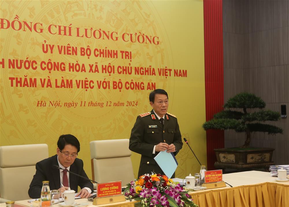 Minister Luong Tam Quang speaks at the meeting.