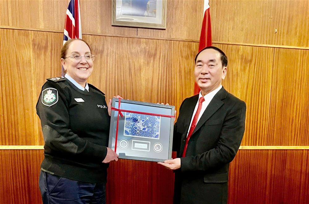 Deputy Minister Tran Quoc To and AFP Deputy Commissioner Lesa Gale.