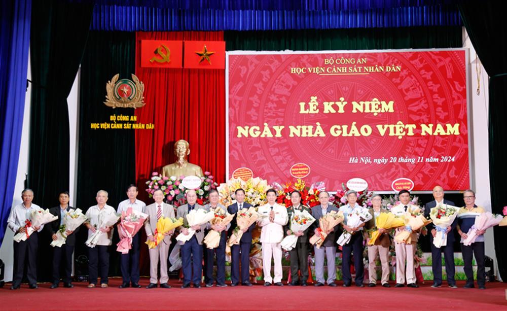 Lieutenant General Tran Minh Huong presents flowers to former leaders of PPA.