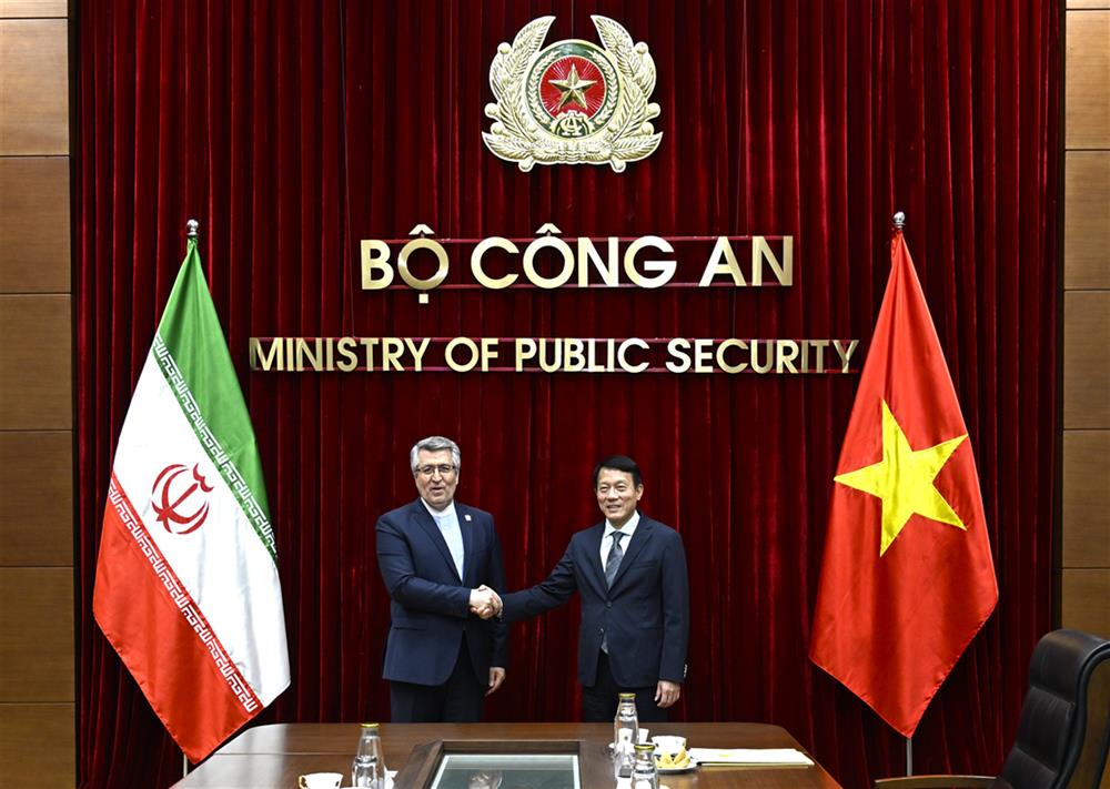 Minsiter Luong Tam Quang and Ambassador Ali Akbar Nazari.
