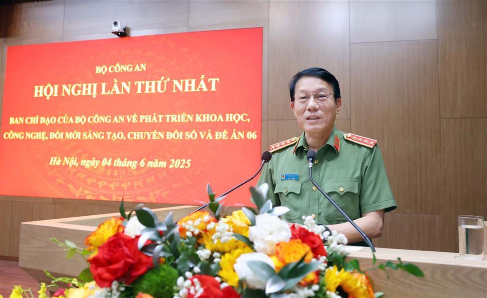 Minister Luong Tam Quang concludes the meeting.