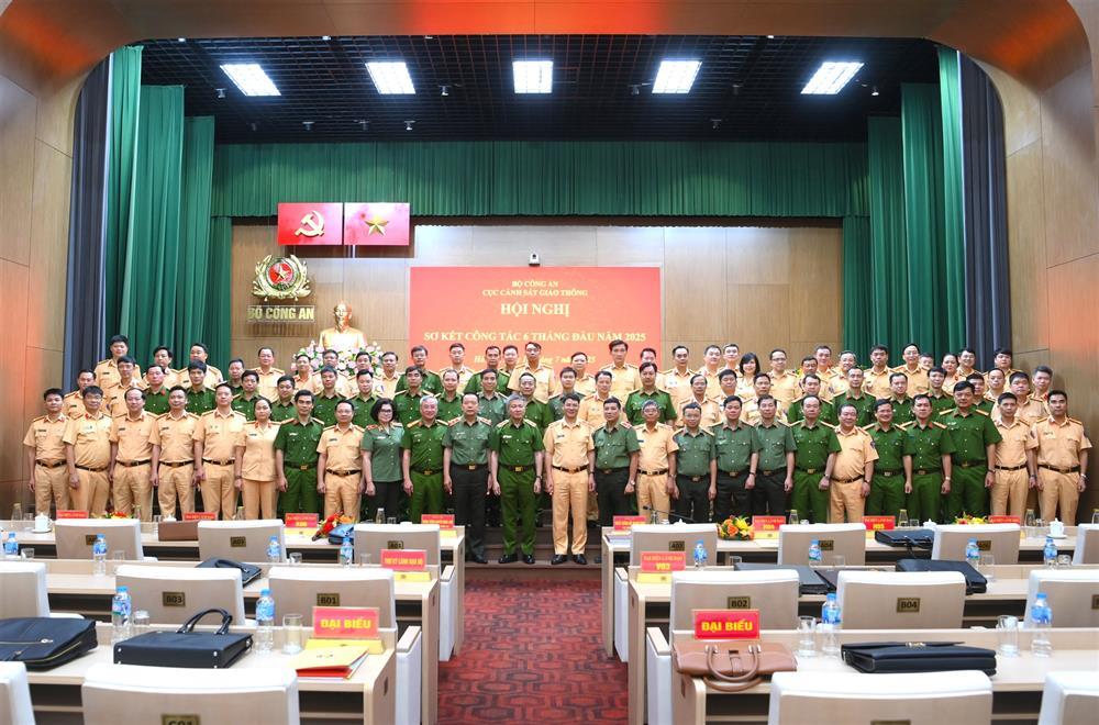 Delegates join group photo.